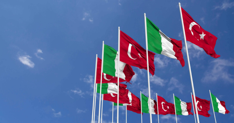 Bandiere italiane e turche su pennoni
