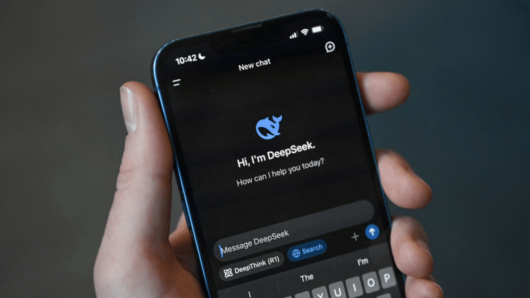 Una mano tiene uno smartphone con l’interfaccia di DeepSeek