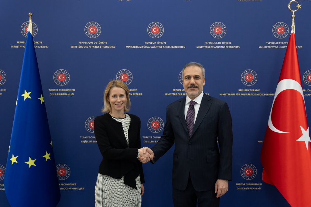 Il ministro degli Esteri turco, Hakan Fidan (a destra), assieme al Vicepresidente della Commissione Europea Kaja Kallas (a sinistra).