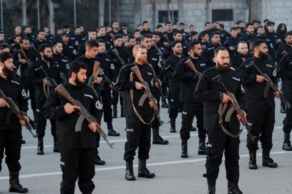 Alcune delle nuove reclute delle nuove forze di polizia siriane.