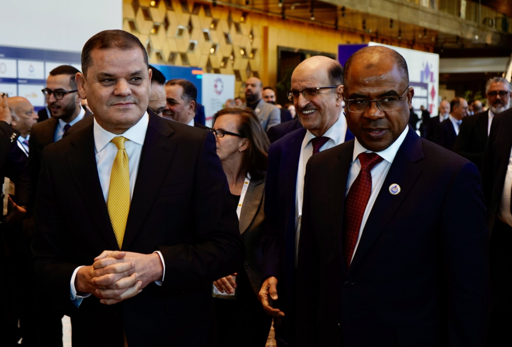 Il primo ministro libico Abdul Hamid Dbeibeh (a sinistra), assieme al ministro del Petrolio e del Gas Khalifa Abdulsadek (a destra), durante il Summit libico per l'Economia e l'Energia del 18 gennaio 2025.