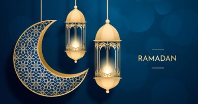 Grafica del Ramadan con una mezzaluna e due lanterne dorate