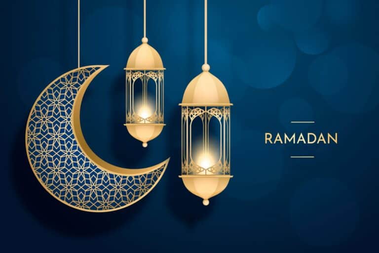 Grafica del Ramadan con una mezzaluna e due lanterne dorate