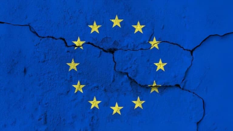 Bandiera dell’Unione europea dipinta su un muro crepato