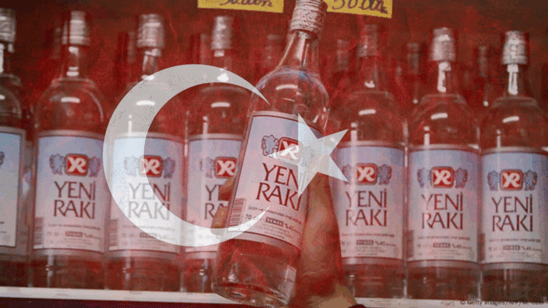 Bottiglie di rakı con la bandiera turca sovrapposta