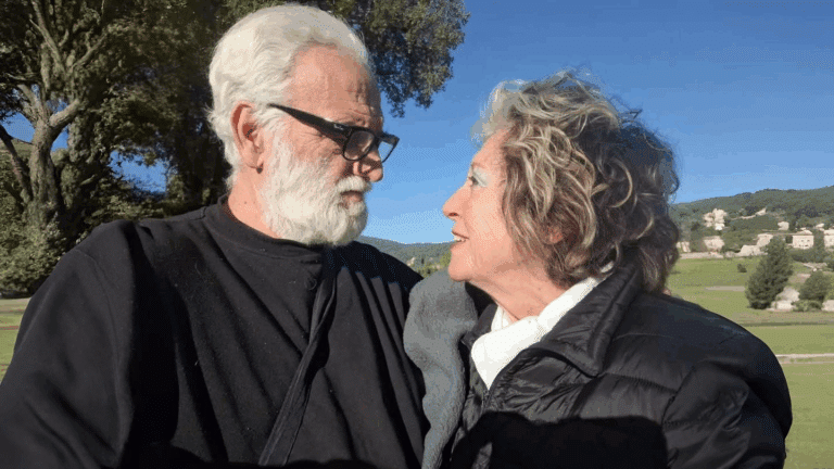 Un uomo e una donna si guardano all’aperto in un paesaggio collinare