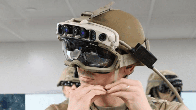 Un militare indossa un elmetto con un dispositivo ottico a più lenti