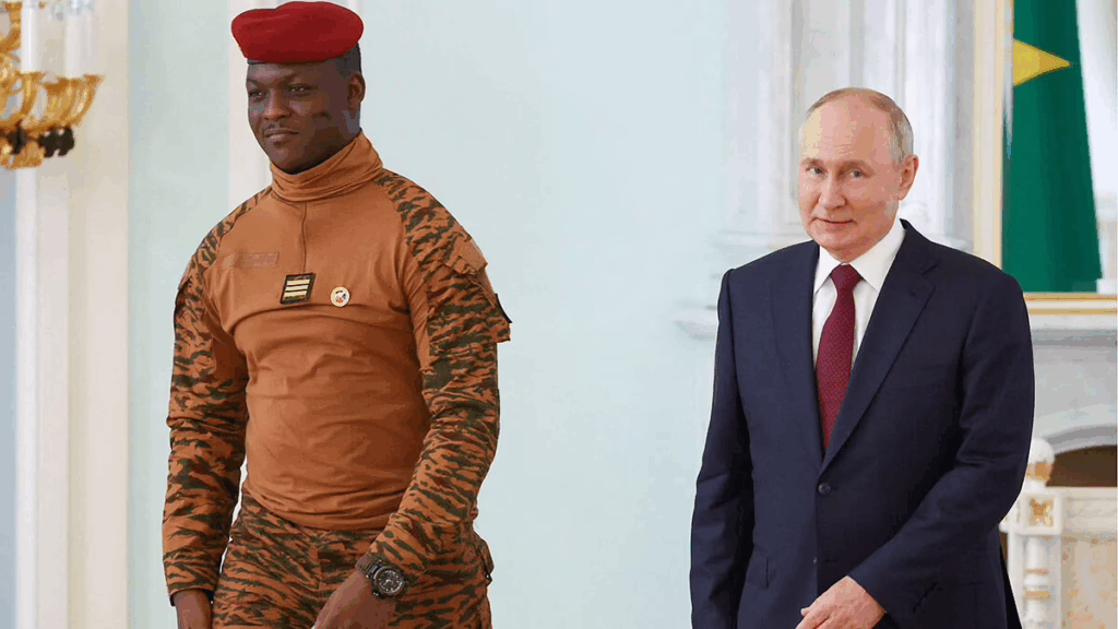 Ibrahim Traoré, presidente di fatto del Burkina Faso con il suo omologo russo, Vladimir Putin.