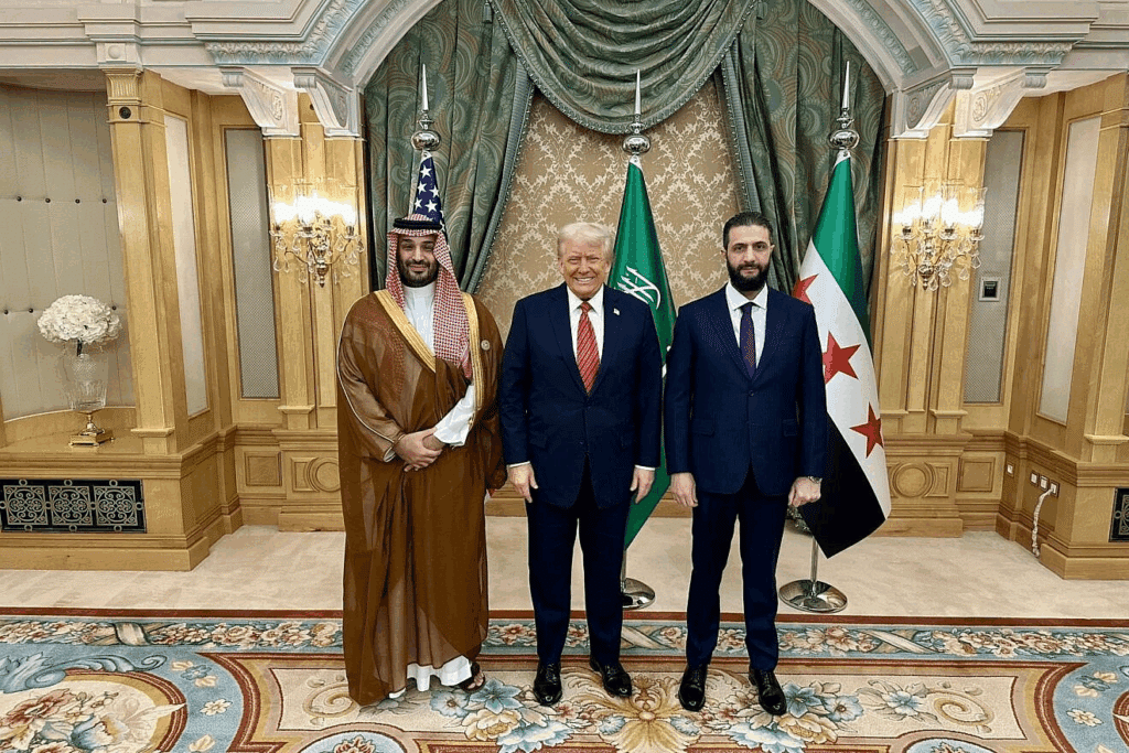 Il presidente degli Stati Uniti Donald Trump durante l'incontro con il presidente siriano Ahmed al-Sharaa ed il principe ereditario saudita Mohammed bin Salman a Riyadh, Arabia Saudita, il 14 maggio 2025.