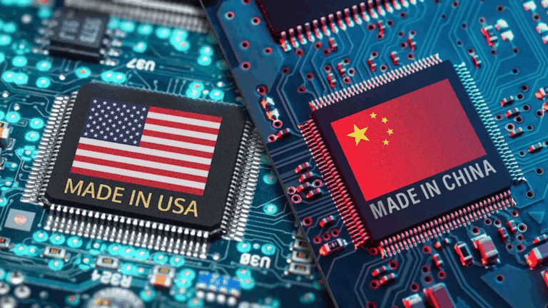 Composizione con microchip contrassegnati Made in USA e Made in China
