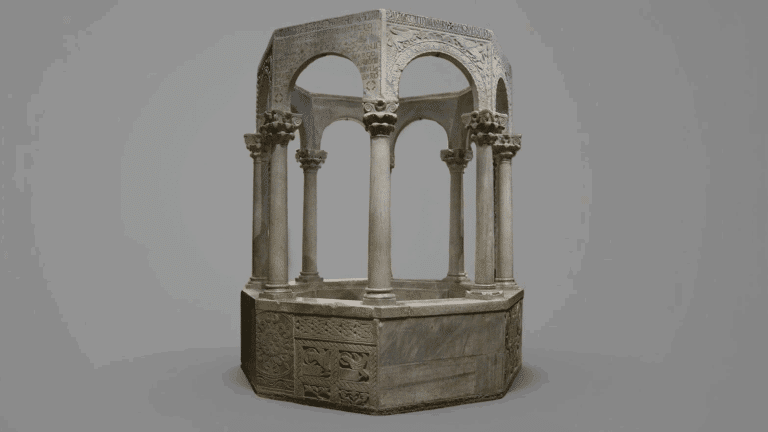 Manufatto in pietra scolpita con vasca poligonale, colonne e archi