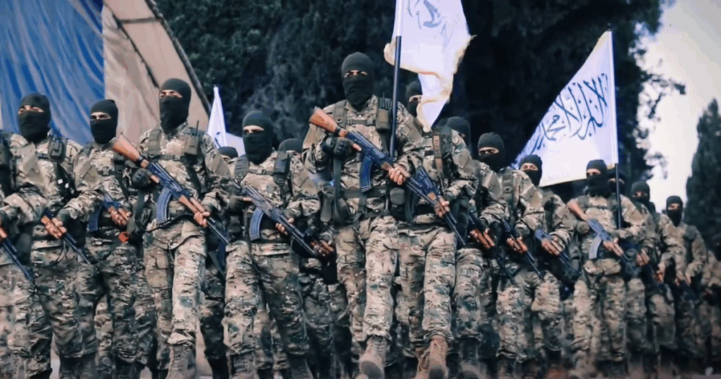 Una parata dei miliziani dell'HTS.