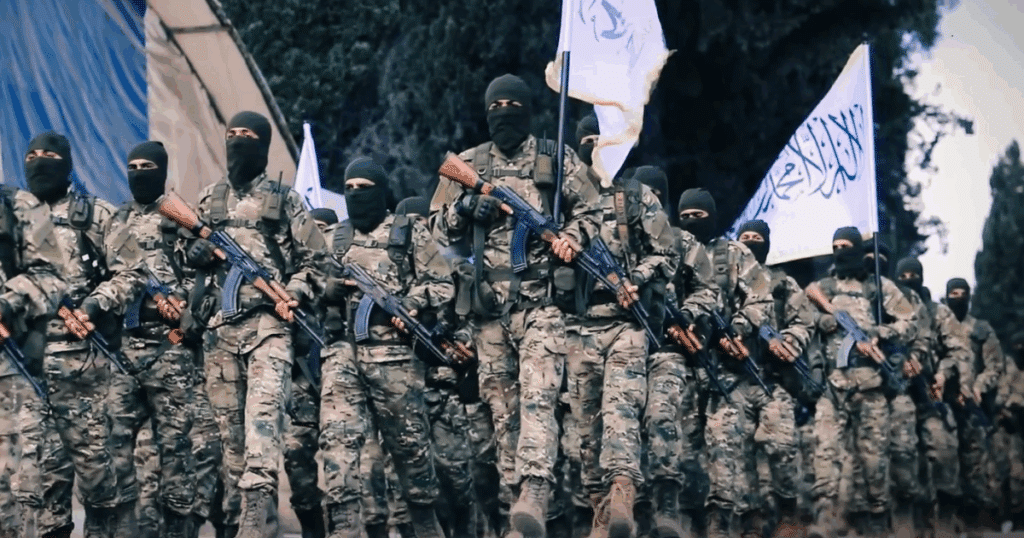 Una parata dei miliziani dell'HTS.