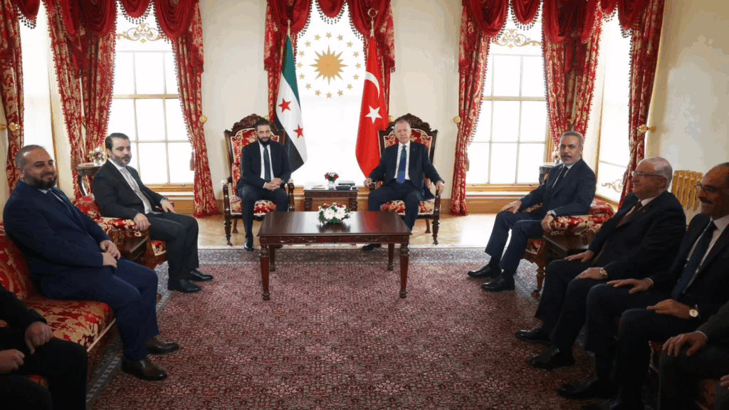 L'incontro del 24 maggio ad Istanbul tra il presidente turco Recep Tayyip Erdoğan (in fondo a destra) ed il leader siriano Ahmed al-Sharaa (in fondo a sinistra).