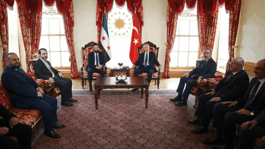 
L'incontro del 24 maggio ad Istanbul tra il presidente turco Recep Tayyip Erdoğan (in fondo a destra) ed il leader siriano Ahmed al-Sharaa (in fondo a sinistra).