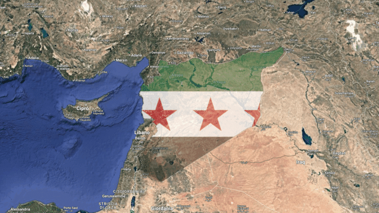 Mappa della Siria con la bandiera a tre stelle rosse sovrapposta