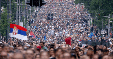 La Serbia continua a manifestare in piazza