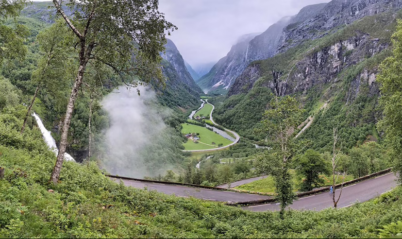 La cascata dietro Stalheim in Norvegia. La ripidissima e tortuosissima strada non è più in uso.
