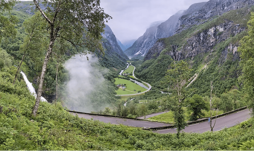 La cascata dietro Stalheim in Norvegia. La ripidissima e tortuosissima strada non è più in uso.