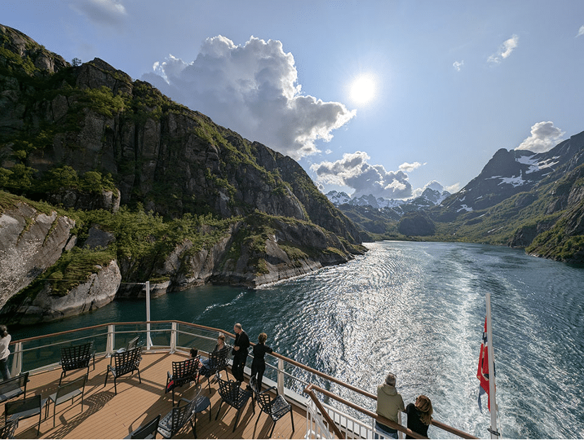 L'Havila Castor in uscita dal Trollfjord.