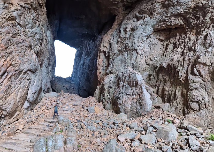 Il grande foro del Torghatten, un finestrone leggermente trapezoidale con la base maggiore in alto. Le dimensioni sono circa 35 metri di altezza, 15-20 di larghezza e 160 metri di lunghezza.
