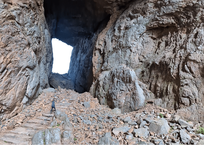 Il grande foro del Torghatten, un finestrone leggermente trapezoidale con la base maggiore in alto. Le dimensioni sono circa 35 metri di altezza, 15-20 di larghezza e 160 metri di lunghezza.