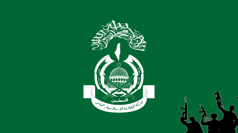 Emblema di Hamas e sagome di uomini armati su fondo verde
