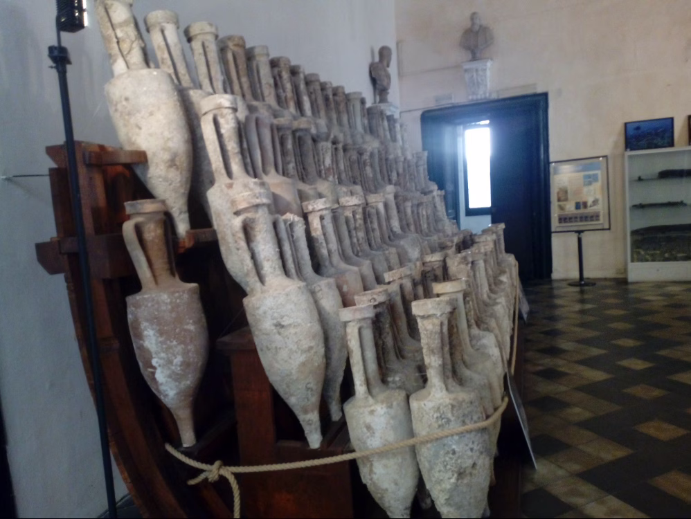  Museo della nave romana di Albenga.