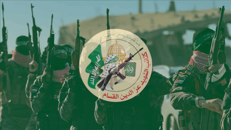 Emblema delle Brigate al-Qassam sovrapposto a un gruppo di uomini armati