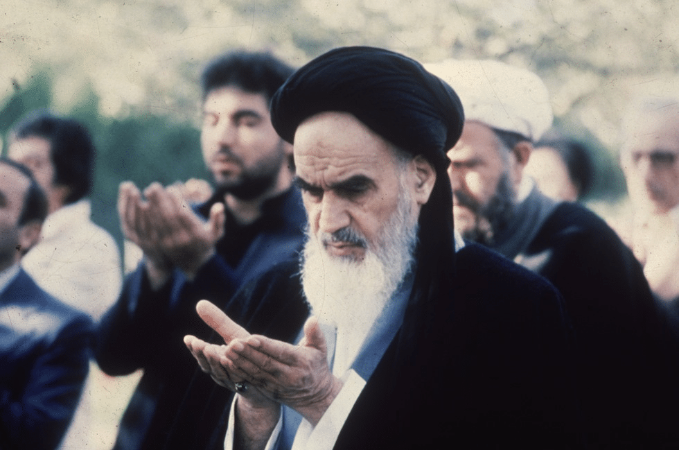 L'ayatollah Ruhollah Khomeini in una foto d'epoca.
