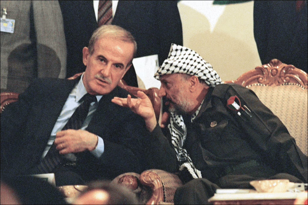 Hafiz al Assad (a sinistra) e Yasser Arafat (a destra).