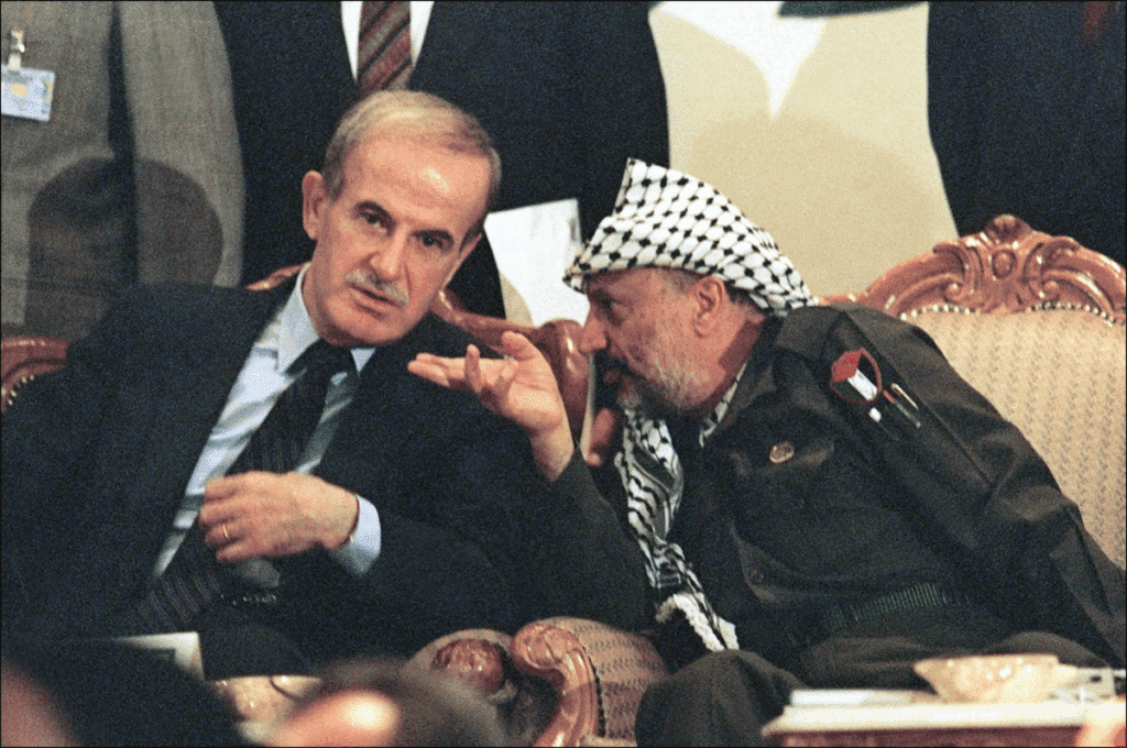 Hafiz al Assad (a sinistra) e Yasser Arafat (a destra).