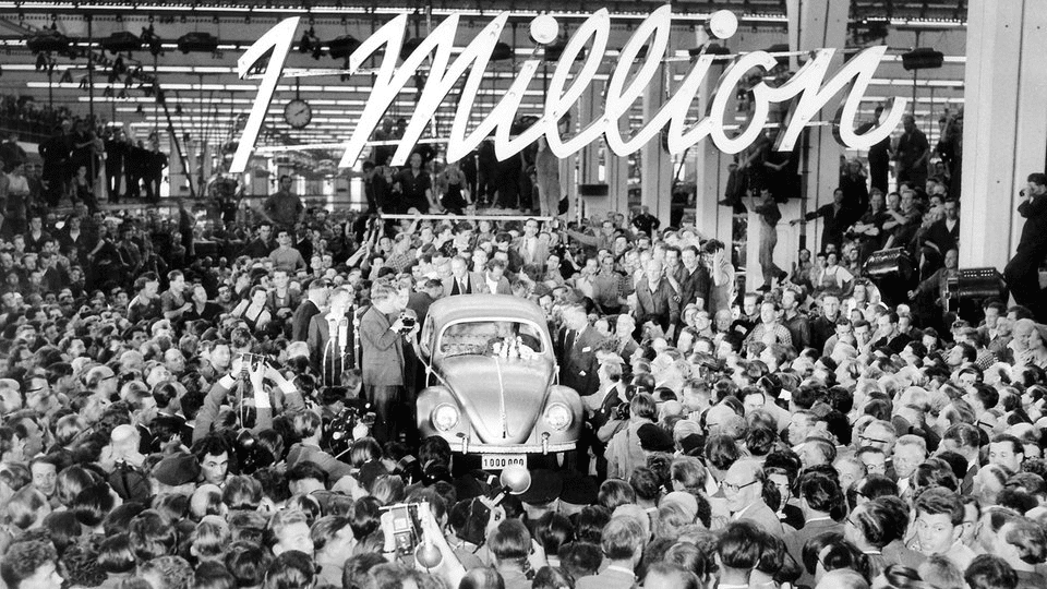 L'evento mediatico in occasione del milionesimo esemplare di "maggiolone" prodotto in Germania, uno dei successi del Wirtschaftswunder.