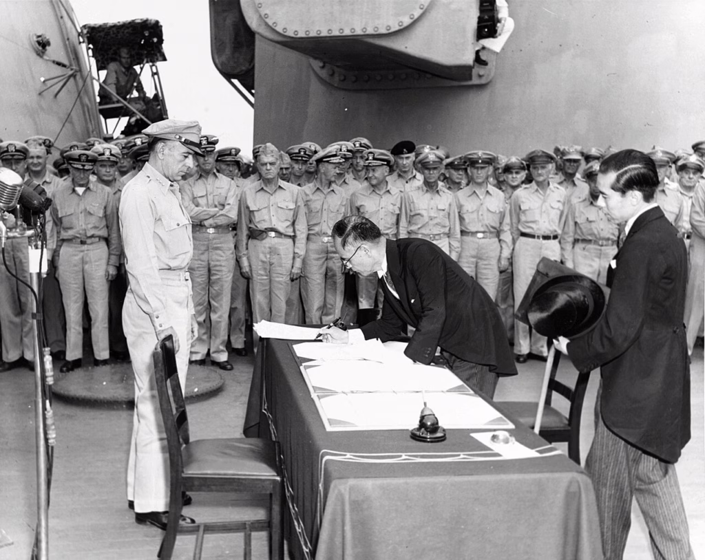 La firma dell'atto di resa del Giappone, 2 settembre 1945.