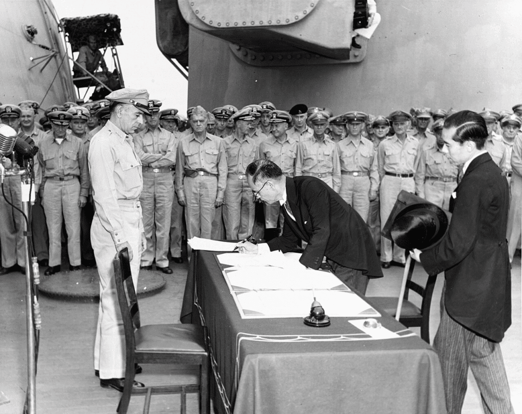 La firma dell'atto di resa del Giappone, 2 settembre 1945.