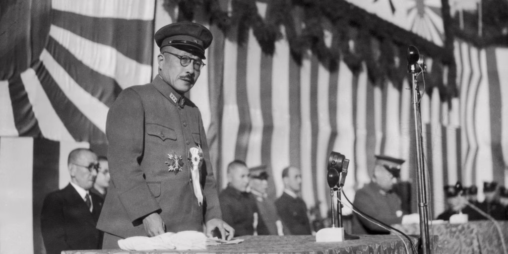 Il primo ministro giapponese Hideki Tojo durante il discorso in cui si proclama "zar militare".