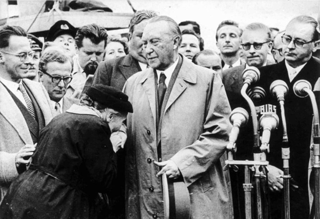 Konrad Adenauer torna a Colonia nel 1955 dopo aver negoziato il rilascio degli ultimi prigionieri tedeschi detenuti in Unione Sovietica.