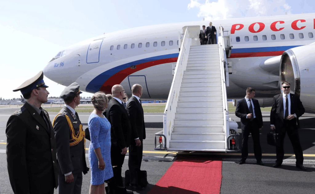 Il presidente Russo Vladimir Putin al suo arrivo ad Anchorage.