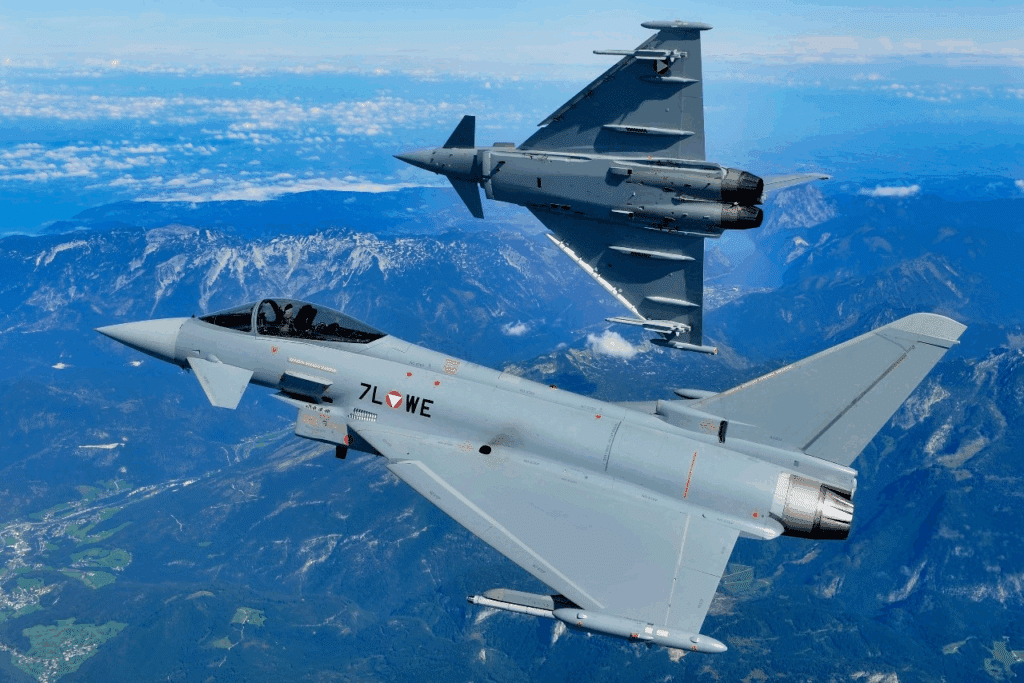 Due esemplari di Eurofighter Typhoon in volo.