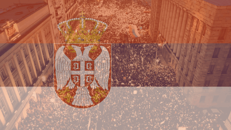 Bandiera serba sovrapposta alla fotografia di una grande manifestazione urbana