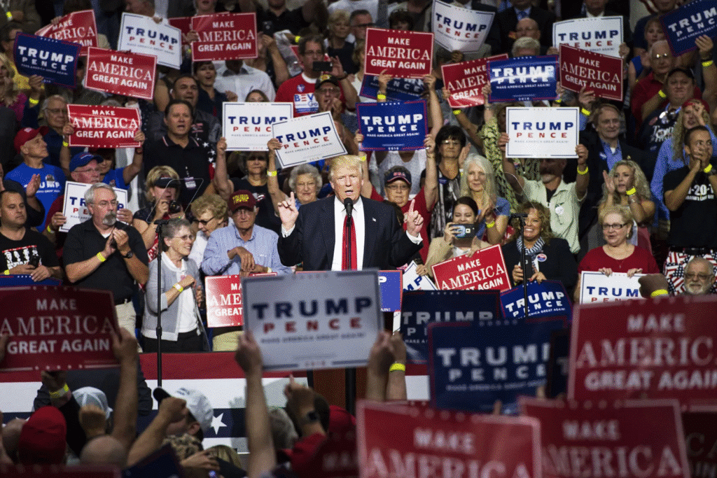Il presidente Trump in mezzo a sostenitori del gruppo MAGA.