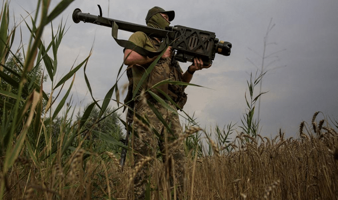 Un soldato ucraino tiene in mano un missile antiaereo Stinger in una posizione in prima linea nella regione di Mykolaiv nell'agosto 2022. Foto di Anna Kudriavtseva/Reuters/Archivio