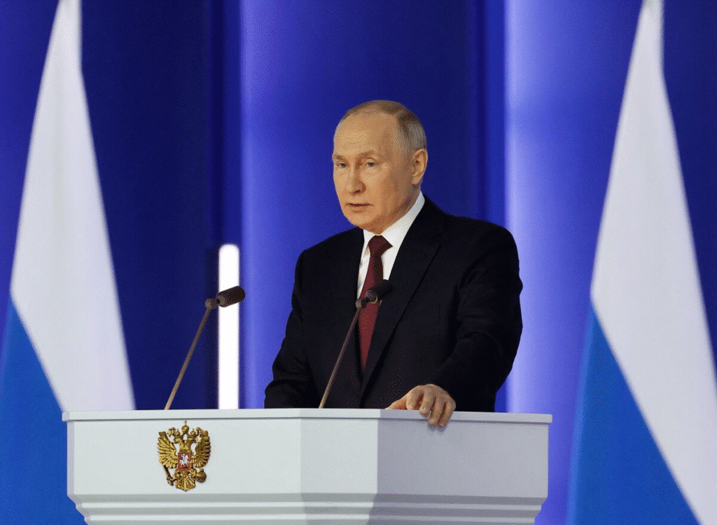 Il presidente russo Vladimir Putin pronuncia il suo discorso annuale all'Assemblea federale a Mosca, Russia, il 21 febbraio 2023.