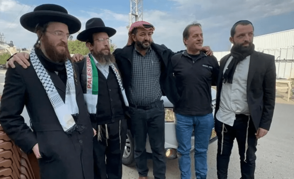 Membri di Neturei Karta con l'allora capo della Jihad islamica palestinese, Maher al-Akhras, il 9 gennaio 2023 a Jenin.