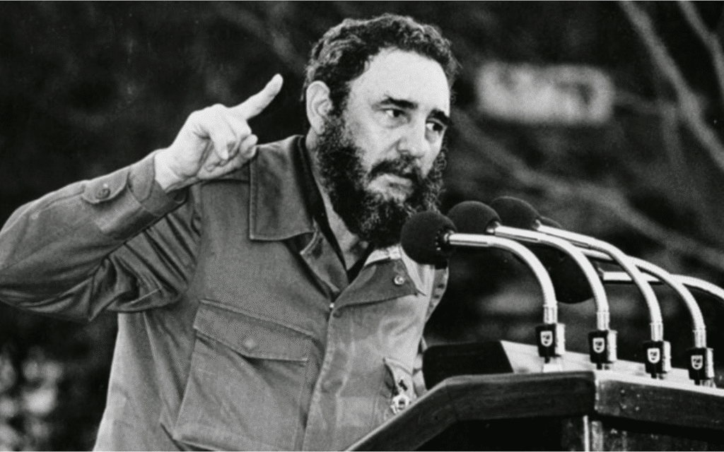 Fidel Castro mentre si rivolge alla folla all'Avana, negli anni '70.