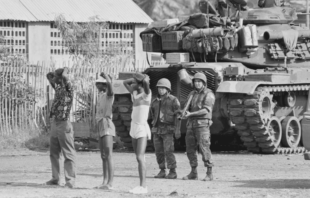 Soldati e mezzi militari USA a Grenada nel 1983.