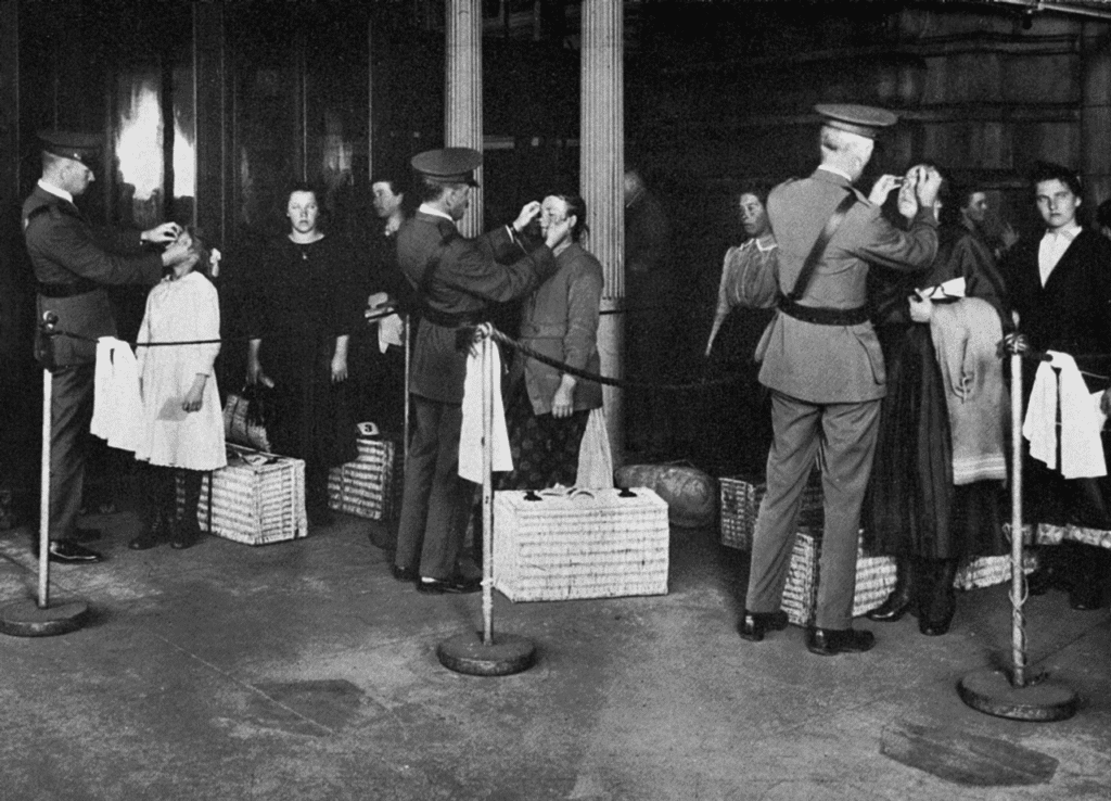 Controlli "sanitari" sugli immigrati approdati ad Ellis Island: le persone affette da patologie, disabilità od imperfezioni venivano immediatamente respinte.