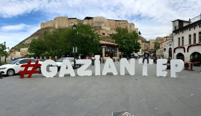 Una scultura con l'hashtag #gaziantep, la cittadina omonima in Anatolia, usato come simbolo di identità ed appartenenza.