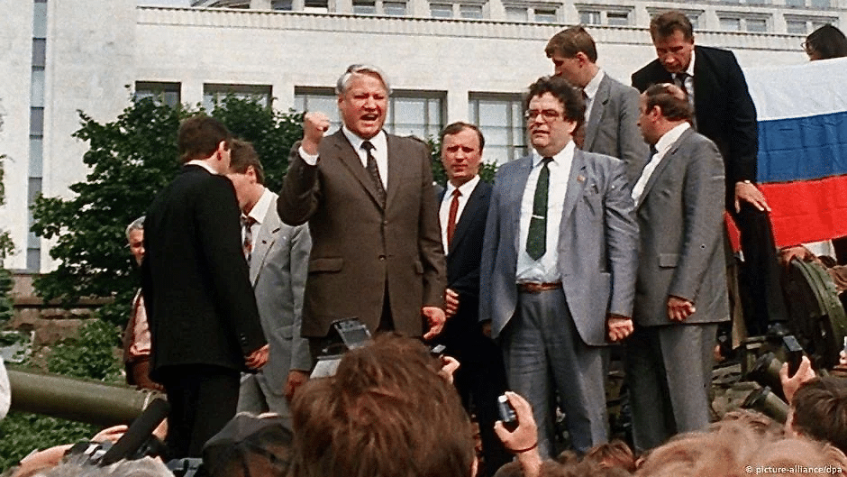 Boris Eltsin con il pugno chiuso, sopra al carro armato dei golpisti.