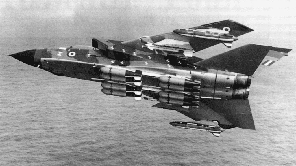 Il TORNADO, qui ripreso con un carico di bombe e missili, sarà la punta di diamante delle forze da'attacco dell'AMI.